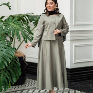 ست کت دامن زنانه سبز سدری مدل ماه با کت کوتاه یقه گرد و دامن فون میدی در فضای داخلی روشن