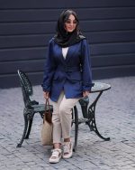 مانتو زنانه نسیم از نمای روبرو با طراحی سبک، فرم آزاد و رنگ ملایم