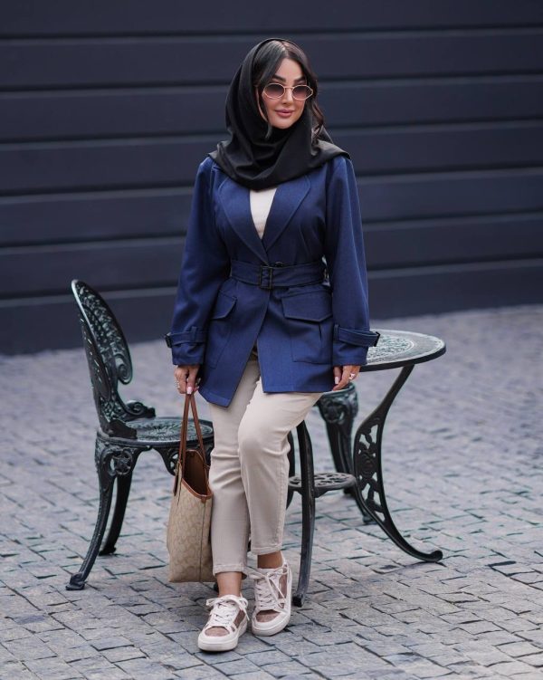 مانتو زنانه نسیم از نمای روبرو با طراحی سبک، فرم آزاد و رنگ ملایم