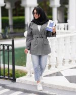 مانتو نسیم زنانه تابستانی با طراحی آزاد و خنک در نمای تمام‌قد