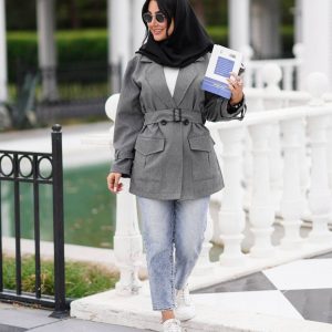مانتو نسیم زنانه تابستانی با طراحی آزاد و خنک در نمای تمام‌قد