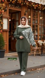 ست بافت زنانه سبز ارتشی با طرح گلدار روی پلیور، ست شده با شلوار بافت و کتانی سفید در استایل پاییزی