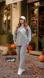 ست بافت زنانه طوسی با طرح گلدار روی پلیور، ست شده با شلوار بافت و کتانی سفید در استایل پاییزی