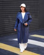 بارونی زنانه بلند دمسه دوزی سرمه ای کمربنددار یقه برگردان نمای تمام قد استایل شهری روی ست سفید