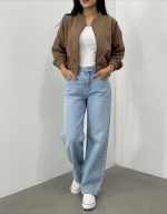 بامبر زنانه موکا فیت آزاد یقه کشی روی تاپ سفید با شلوار جین راسته گشاد و کتانی سفید نمای تمام قد