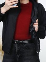 بامبر زنانه مشکی زیپ باز نمای داخلی آستر مشکی روی پلیور قرمز و شلوار جین تیره