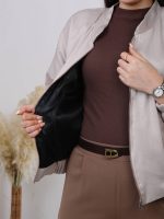 بامبر زنانه کرم روشن زیپ باز نمای داخلی آستر مشکی روی بلوز قهوه ای و شلوار همرنگ