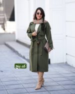 ترنج کت بارونی زنانه سبز زیتونی کمربنددار با بوت بلند، مناسب استایل شیک پاییزی