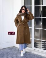ترنج کت بارونی زنانه قهوه ای کمربنددار با استایل اسپرت روی شلوار جین و کتانی سفید