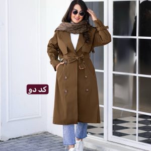 ترنج کت بارونی زنانه قهوه ای کمربنددار با استایل اسپرت روی شلوار جین و کتانی سفید