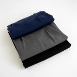 سه شلوار گاباردین زنانه واید تا شده در سه رنگ سرمه ای طوسی و مشکی روی پس زمینه سفید