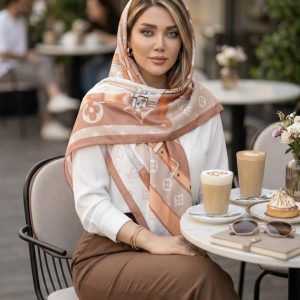روسری شیک زنانه ارزان جذاب مدل زنجیری با شلوار قهوه ای