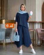 کراپ شلوار سرمه ای با کیف آبی و کتونی سفید